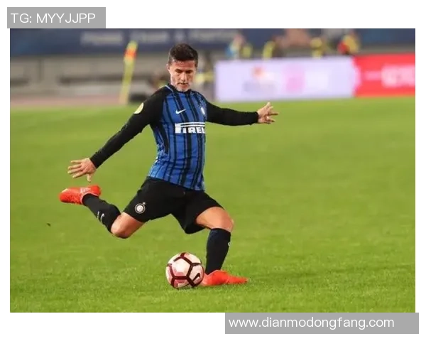 十大足球球星亲笔签名鉴赏与收藏价值解析