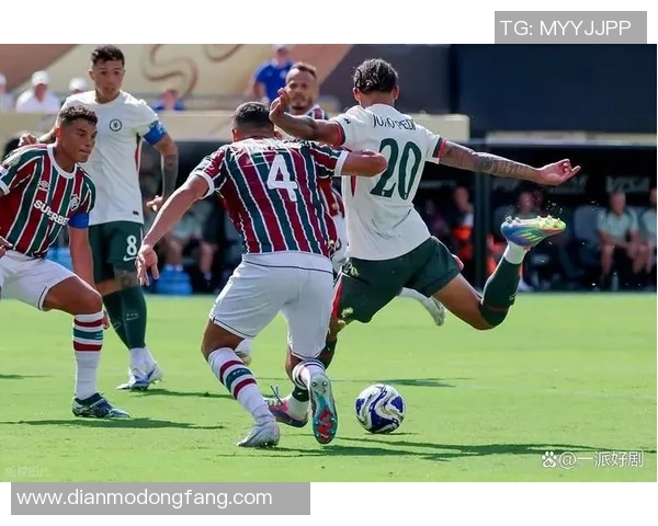 足球球星意外掉落观众席瞬间引爆全场 热血与惊险并存的戏剧性时刻 足球球星意外掉落观众席瞬间引爆全场 热血与惊险并存的戏剧性时刻